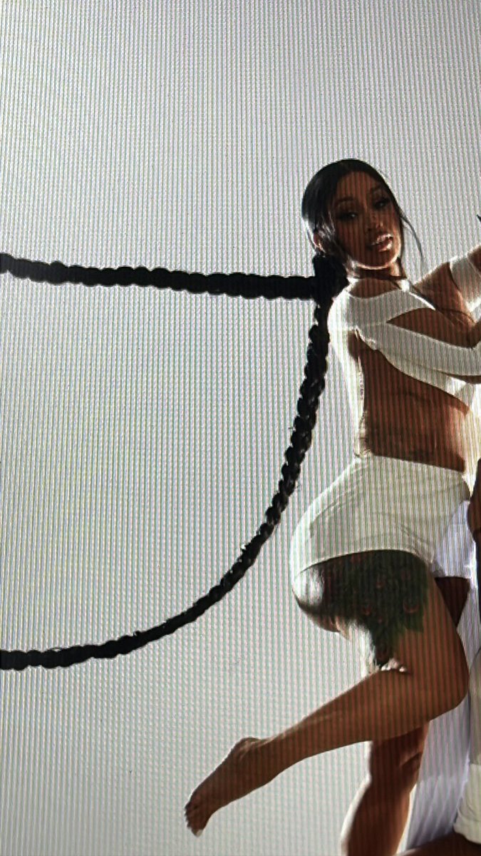 0nikasfantasy's tweet photo. @touchgrassbro69 @FABIOTHEBARB Your name is a gag😭 the way you whacked this bitch PLSS😭😂 https://t.co/LGqYuEkKnk