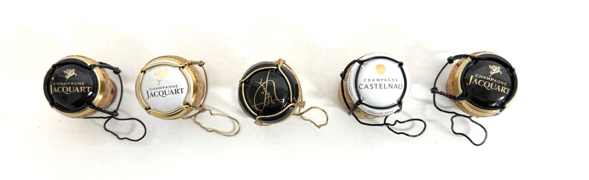 vin_fumiko's tweet image. 2024年の〆レッスン #NHK青山校シャンパーニュ講座 の第4週も無事終了、1年間お疲れ様でした🥂 
12月はクリスマスのサンタさん気分でお菓子をプレゼント🎅  久々の甘口は #Jacquart #MosaiqueDemiSec
2025年も何卒宜しくお願いします🍾
#DevauxDMillesime2009 #CastelnauMillesime2006 #Champagne