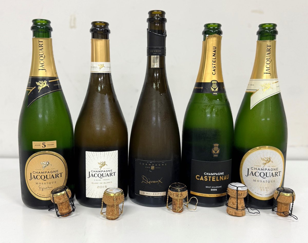 vin_fumiko's tweet image. 2024年の〆レッスン #NHK青山校シャンパーニュ講座 の第4週も無事終了、1年間お疲れ様でした🥂 
12月はクリスマスのサンタさん気分でお菓子をプレゼント🎅  久々の甘口は #Jacquart #MosaiqueDemiSec
2025年も何卒宜しくお願いします🍾
#DevauxDMillesime2009 #CastelnauMillesime2006 #Champagne