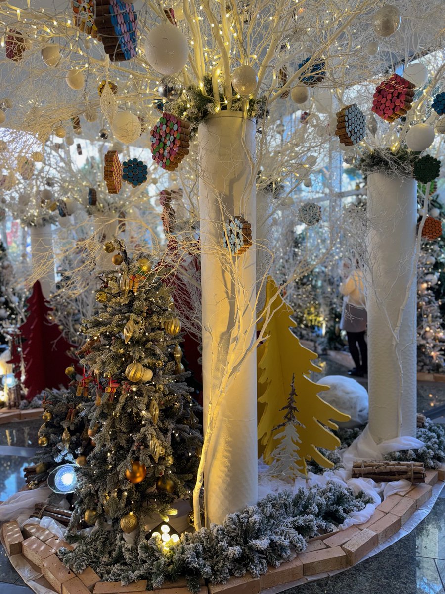 vin_fumiko's tweet image. 2024年の〆レッスン #NHK青山校シャンパーニュ講座 の第4週も無事終了、1年間お疲れ様でした🥂 
12月はクリスマスのサンタさん気分でお菓子をプレゼント🎅  久々の甘口は #Jacquart #MosaiqueDemiSec
2025年も何卒宜しくお願いします🍾
#DevauxDMillesime2009 #CastelnauMillesime2006 #Champagne