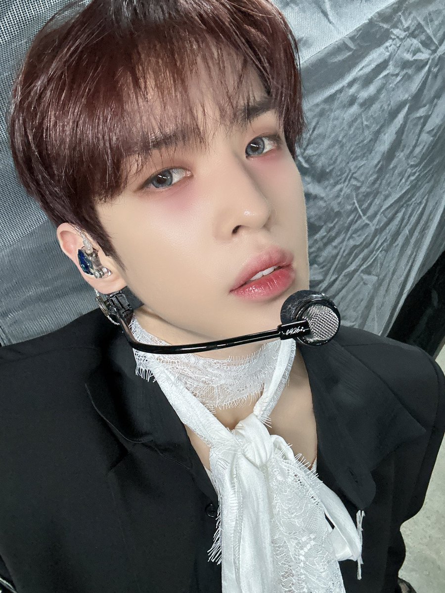 Happy holidays LUVITY~ 🖤🎄🎁
#ALLEN #앨런