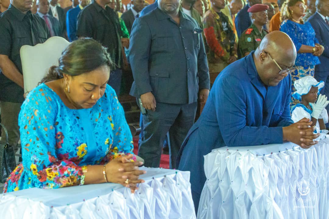 Presidence_RDC's tweet photo. #Kananga | Au deuxième jour de son itinérance dans la province du Kasaï Central, le Président Félix Tshisekedi, accompagné de la Distinguée Première Dame, a participé à la messe de nativité officiée par l’archevêque métropolitain de Kananga Félicien Tambwe, en la cathédrale St Clément.

Dans son homélie, Mgr Félicien Tambwe a invité les chrétiens à bâtir leur vie à l’exemple du Christ. Il a insisté sur l’abandon de l’individualisme, du mensonge, de la malhonnêteté et d’autres anti valeurs qui contrastent avec le modèle du Christ. 

L’archevêque métropolitain de Kananga a présenté ses vœux au couple présidentiel et à félicité le Chef de l’État pour les nombreux projets réalisés ou en cours de réalisation. Pour lui, les routes, l’électricité et les ravins constituent les principales préoccupations de la population du Kasaï central.