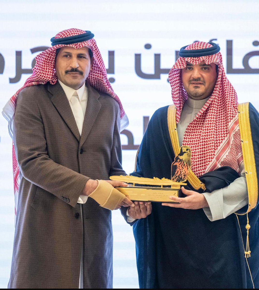 تشرف اخي سعود بن محمد الازمع ابوثنين بإستلام كأس المؤسس #الملك_عبدالعزيز لمهرجان الصقور 
من يد صاحب السمو الملكي الأمير #عبدالعزيز_بن_سعود_بن_نايف وزير الداخليه بمناسبة فوز الطير (خطير) المسجل باسم الابن فهد بن سعود الازمع ابوثنين في شوط جير قرناس 
فمبروك لنا ولكل الفائزين بكأس