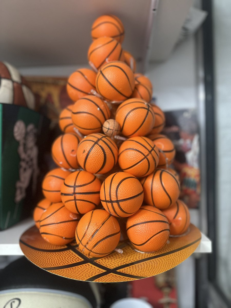 ¡Desde <a href="/profundobanca/">enloprofundodelabanca</a> por <a href="/ucubasquet/">Uno Contra Uno 🏀 #UCUPlay</a> les deseamos Felices Fiestas y Feliz Año Nuevo!
🏀: <a href="/alepepiche/">Alejandro Pepiche</a> y <a href="/CoachPepiche/">Alejandro Pepiche</a> 
🎙️: <a href="/adaniyasebas/">Sebastián Adaniya</a> 
📱: <a href="/doblesytriples/">Dobles y Triples</a> 
💻: #UCUPlay en YouTube
📲: playback.tv/ucuplay