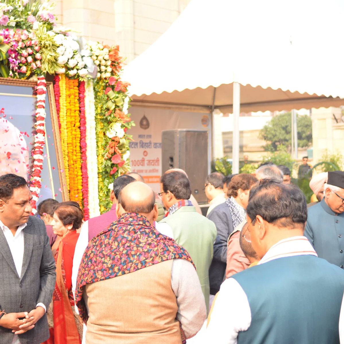 opsrivastavabjp's tweet photo. भारत रत्न अटल बिहारी वाजपेयी जी की जयंती "सुशासन दिवस" पर आज सुबह लोकभवन परिसर में देश के रक्षा मंत्री माननीय श्री @rajnathsingh जी एवं मुख्यमंत्री माननीय श्री @myogiadityanath जी के साथ श्रद्धेय अटल बिहारी वाजपेयी जी की प्रतिमा पर पुष्पांजलि अर्पित कर उनको नमन किया।

@narendramodi @kpmaurya1
@brajeshpathakup @Bhupendraupbjp @idharampalsingh @PankajSinghBJP
@NeerajSinghSays @aksharmaBharat
@BJP4India
@BJP4UP
@drdineshbjp
@DuttashanKumar
#अटल_युवा_महाकुम्भ #AtalBihariVajpayeeJi #ramchandrapradhanmlc #ramchandrapradhan #Unnao #like #creator #MLC #BJP #BJP4UP #bjp4indianarendramodi