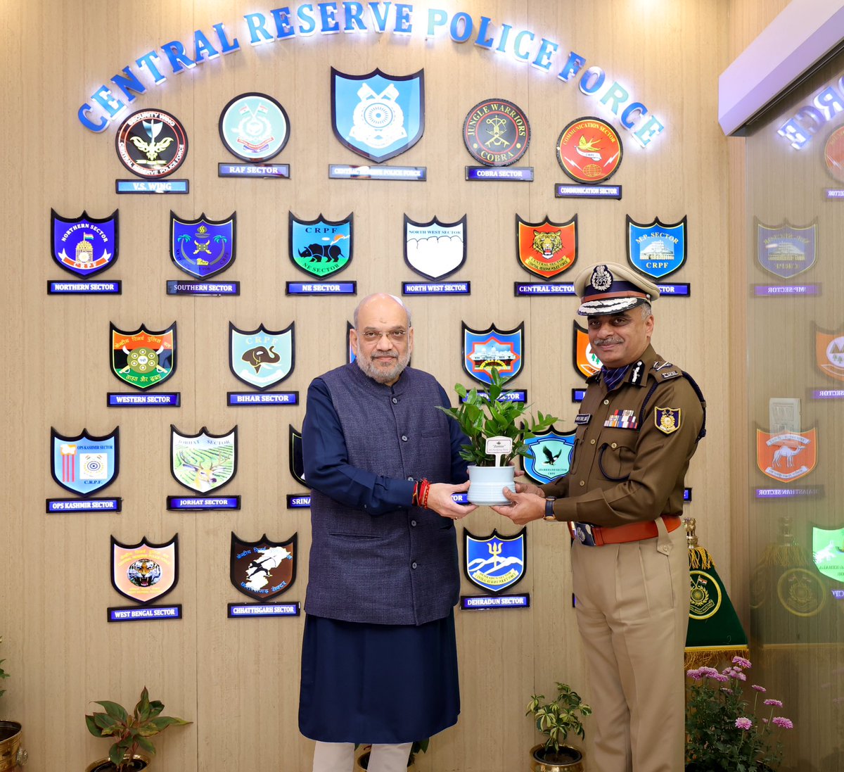 केन्द्रीय गृह एवं सहकारिता मंत्री श्री <a href="/AmitShah/">Amit Shah</a> ने नई दिल्ली स्थित <a href="/crpfindia/">🇮🇳CRPF🇮🇳</a> मुख्यालय का दौरा कर वरिष्ठ अधिकारियों के साथ समीक्षा बैठक की।

प्रेस विज्ञप्ति: pib.gov.in/PressReleasePa…