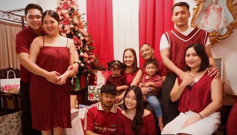 istan_rolyn's tweet photo. Happy holidays to my fave family! 🎄❤️‍🩹 https://t.co/pdiSjD3ayO