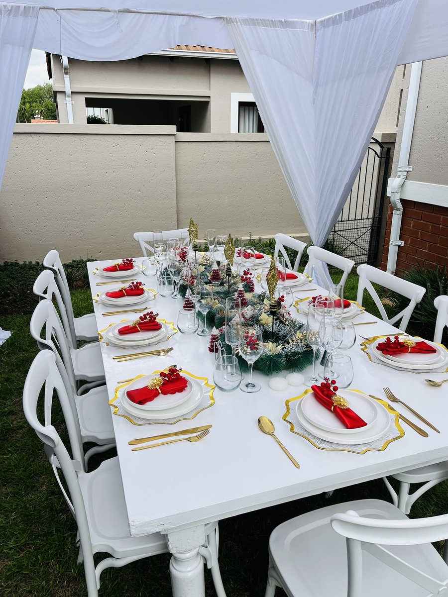 Maureen_Murai's tweet photo. 🎄🎄🥺❤️ Something small, intimate and minimalistic with @MuraiEvents 

I really wanted people to see each other and be able to speak without things in between. Also didn’t want to do much because it’s a Christmas setup.

Otherwise…. I could be coming to you next! https://t.co/TwtFEt3fZG