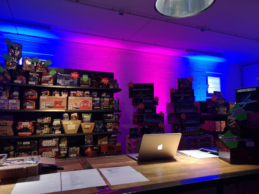 PyroStern's tweet image. Feuerwerksverkauf 2024 in Isenbüttel 
Wo muss ich hin kommen?

PyroStern – Feuerwerk
bei der Pension Merz
Hauptstraße 25
38550 Isenbüttel

Öffnungszeiten:
28.12.2024 – 6.00 – 21.00 Uhr
30.12.2024 – 8.00 – 21.00 Uhr
31.12.2024 – 9.00 – 14.00 Uhr