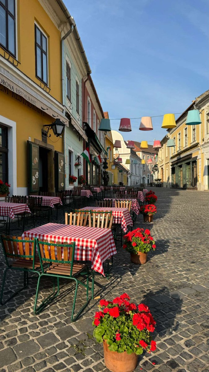 askmg4's tweet photo. قرية سانتاندري #المجر هنغاريا 🇭🇺 Szentendre شمال #بودابست على بعد نصف ساعة ⏰ من أجمل قرى المجر التاريخية بالقرية متاجر للفنون القديمة والحديثة ومطاعم ومقاهي عريقة🍴🍰☕️ الوصول لها عن طريق القطار او بولت اخذت بولت ب ٨٠ ريال ورجعت قطار 🚆 ب ١٠ ريال القرية فيه كمية جمال وتستحق الزيارة 😻👍🏻👌🏻من مطاعم القرية مطعم هندي من الذ المطاعم الهندية الى جربت 👍🏻