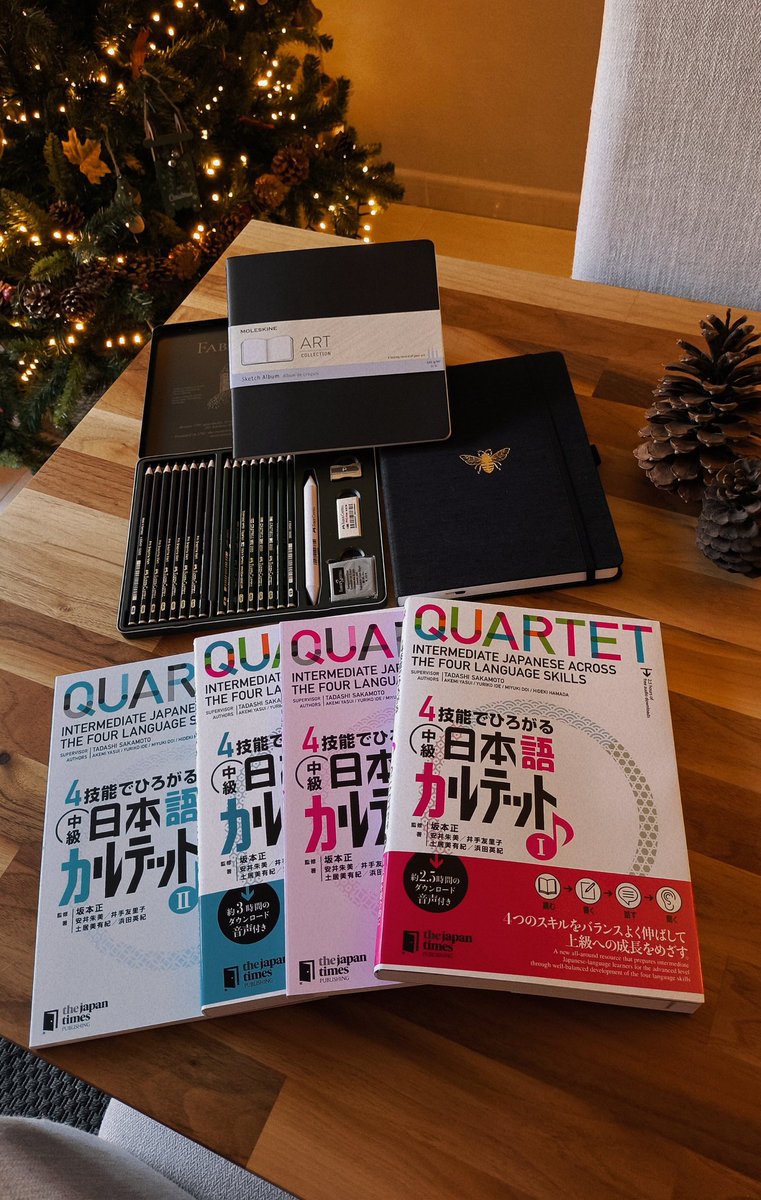 RouzXIII's tweet photo. la darks pintamonas con sus lapiceritos y el nerdga otako con sus libritos de watashi wa 

como le sabe el papa noel 🤙🏻 https://t.co/Gdxu5SKCyD