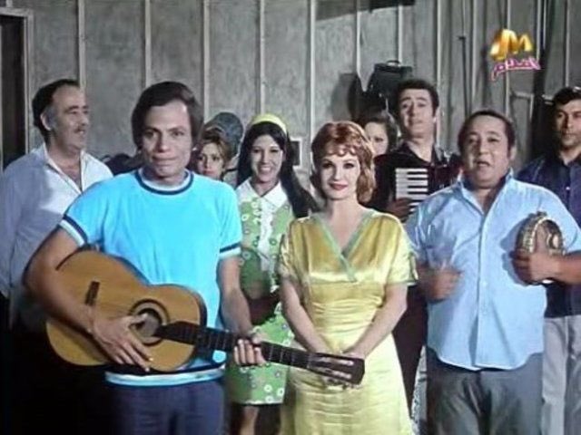 عايزة ابقى اكتب عشر مقالات و ٤ كتب عن ازاي فيلم أضواء المدينة (فطين عبد الوهاب ١٩٧٢) هو أحلى فيلم في العالم، والدلالات الفلسفية والتاريخية والطبقية والسياسية والعاطفية والكيتشية التي نجعله عمل ايقوني متكامل يتربع في قلبي في أيام السراء والضراء صيفا شتاء ربيعا خريفا الخ