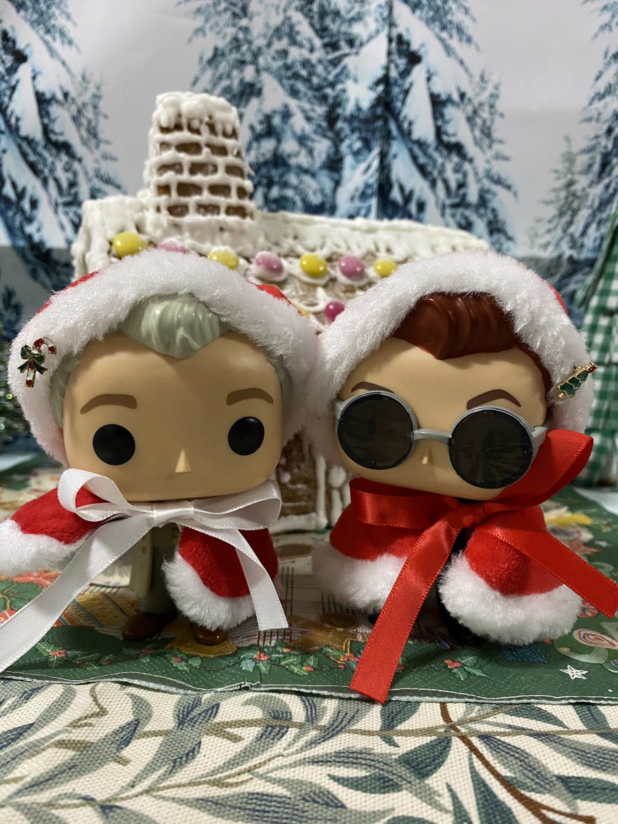 happypigeon_'s tweet photo. Merry Christmas to you! My #GoodOmensFunkos built a sweet cottage to have a wonderful Christmas🎄❤️❤️

メリークリスマス！グッドオーメンズファンコちゃんたちがすてきなクリスマスを過ごそうと甘いコテージを建てました！🎄❤️❤️
 #GoodOmdns #Funwithfunkos https://t.co/h4g3qeCFJR