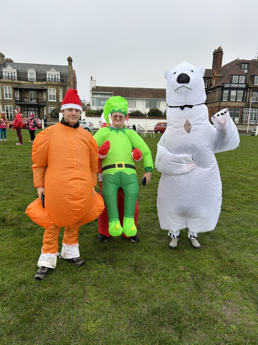 Huge thanks to all our runners, walkers, joggers, jeffers, volunteers and spectators - a course record of 394 this morning! Merry Christmas from everyone at WADS parkrun 🥰 #loveparkrun