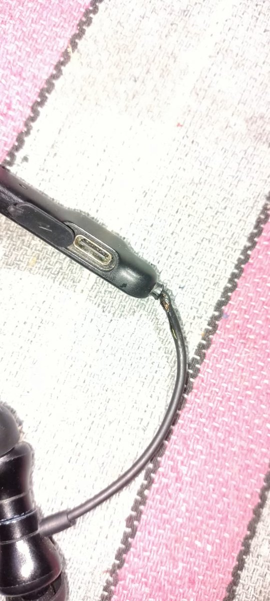 aadhar_siddhant's tweet photo. @boAtSupport1 @RockWithboAt @amangupta0303
I’m extremely disappointed and shocked by the quality of my Boat neckband-Rockerz 80 Pro While it was in use, the wire just below the earbud started BURNING, putting my safety at serious risk! This is unacceptable and highly dangerous. https://t.co/jbXLMeGyzj