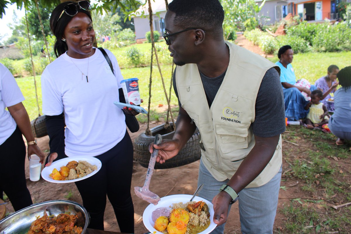 RSF_UG's tweet photo. 2: 💝 Sharing Smiles:
Our team connected with the community through laughter, love, and meaningful conversations. This holiday spirit reminded us of the power of kindness.

#RadiantSmileFoundation #MakingADifference https://t.co/QpEdTlXwcw