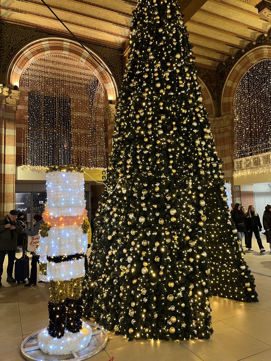 Koning Willem-Alexander in jaarlijkse kersttoespraak: “Weerbaar zijn tegen alles wat ons uit elkaar drijft”.  Mooie verbindende woorden 🙏🏻.
Iedereen mooie feestdagen!