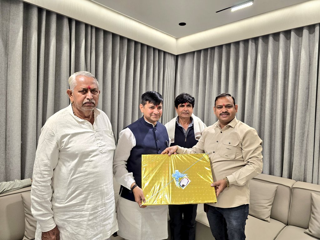 pravinmalibjp's tweet photo. અમદાવાદ ખાતે માળી જનસેવા ટ્રસ્ટ, અમદાવાદના પ્રમુખ શ્રી મુકેશભાઈ માળીના નિવાસસ્થાનની શુભેચ્છા મુલાકાત લઈ ઉપસ્થિત સૌની સાથે સંવાદ સાધ્યો.
#Ahmedabad #deesa #banaskantha #Gujarat #mla #bjp #maliSamaj https://t.co/7c4yckUPKz