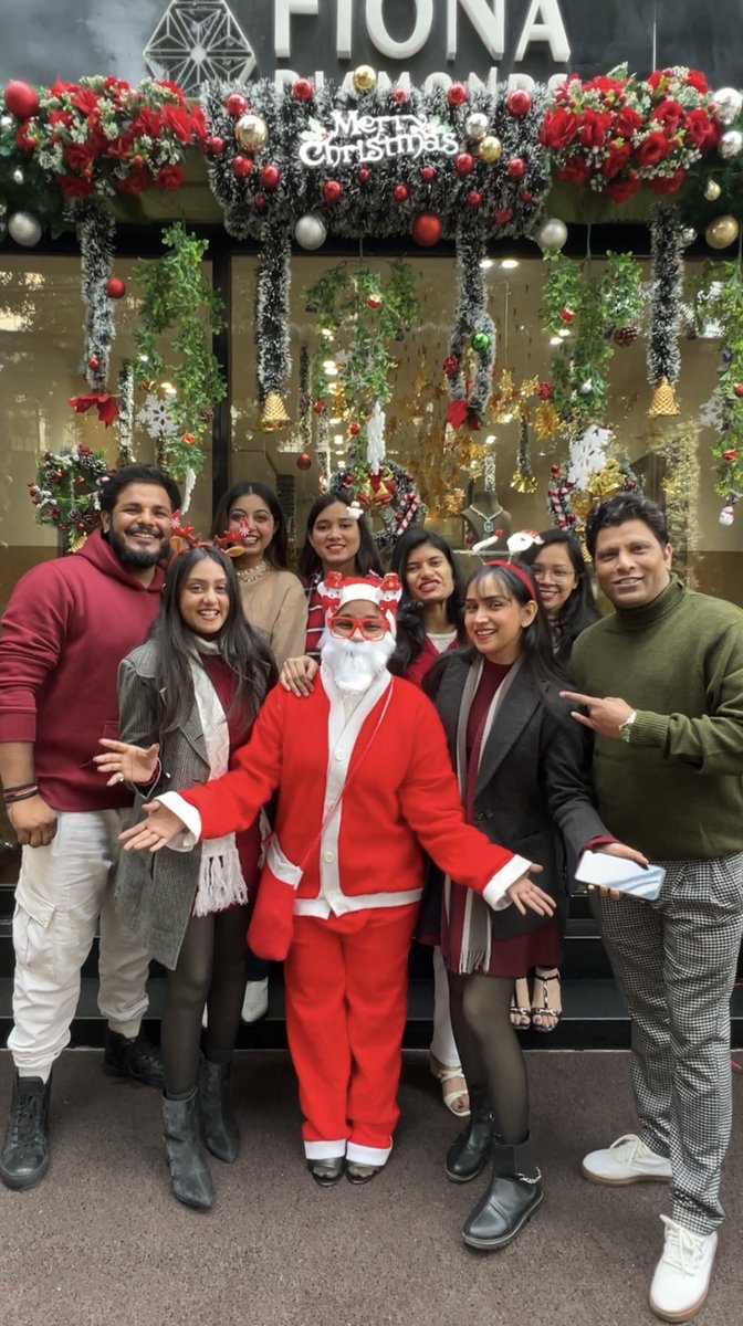 Fiona_Diamonds's tweet photo. Wishing everyone a Merry Christmas!🎅 

As we bid farewell to this year and prepare to embrace the new one, let’s step into the future with brilliance.
It’s the perfect time to upgrade yourself with the timeless sparkle of a lab-grown diamond.💎 https://t.co/2OvQ1hdFav