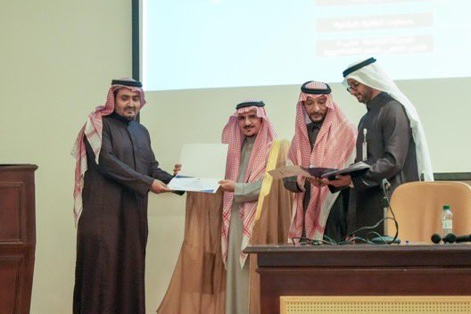 COAnHBU's tweet photo. #تغطية | معالي رئيس الجامعة أ.د. عبدالله بن يحيى الحسين، بمعية عميد كلية الآداب والعلوم الإنسانية د. ساري الزهراني، يكرم المشاركين في حفل الاحتفاء بـ #اليوم_العالمي_للغة_العربية، الذي نظمته كلية الآداب والعلوم الإنسانية بـ #جامعة_الباحة. https://t.co/xUlrHzLOoz