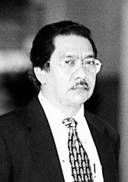 anwaribrahim's tweet photo. Inna lillahiwa inna ilaihi rajiun. Menerima perkhabaran duka pemergian kenalan keluarga, Dato’ Dr Ahmad Shukri Mohamed. 

Almarhum adalah pakar mata yang telah memberi rawatan kepada saya tatkala dibantai di dalam tahanan polis pada tahun 1998. Almarhum juga antara yang tampil sebagai saksi memberikan keterangan kepada Suruhanjaya Siasatan Diraja bagi menafikan tohmahan kononnya saya telah mencederakan diri sendiri.

Jasa dan keikhlasan Almarhum akan sentiasa terpahat dalam ingatan. Mendoakan keluarganya diberi kekuatan dan semoga Allah mengampunkan dosa Alhmarhum, Insya-Allah.

Al-Fatihah.