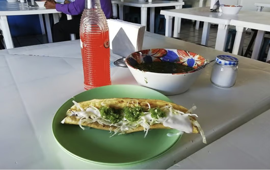 localmx_'s tweet photo. #ComeComoLocal En la Romero Rubio, "las auténticas flautas" no necesitan presentación. Con 62 años en la misma esquina frente al mercado, son el epicentro de sabor que todos recomiendan. ¿Ya las probaste?. https://t.co/ewPb6MZk54 https://t.co/VHZUflN9jv