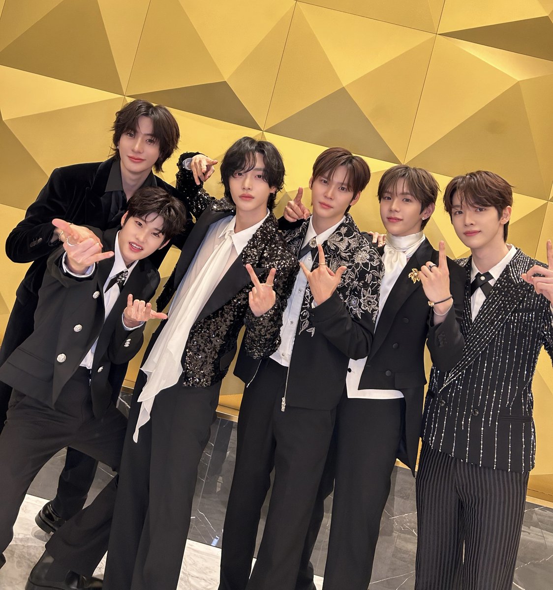 RIIZE_official's tweet photo. Joyful Holiday🖤

#RIIZE #라이즈
#RISEandREALIZE
#2024SBS가요대전 #가요대전 https://t.co/ugbX7O7tU0