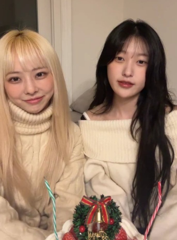 heartssemble's tweet image. a really short thread of clips/pics from choerry's and vivi's 251224 live (because i still can't believe it happened)