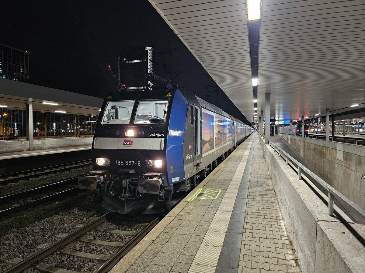 Je vous souhaite un Joyeux Noël 🎅🚂
Pour ma part c'était le 326 de Mannheim à Strasbourg cette nuit. Miracle de noël le Berlin est arrivé à l'heure et le Wien en avance à Mannheim. 🤩