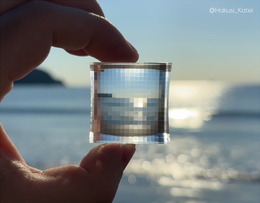 Le PixLens est une création du designer japonais <a href="/Hakusi_Katei/">Monoli</a>  qui permettrait de transformer la réalité en pixel art.
Apparemment il le mettra en vente prochainement.