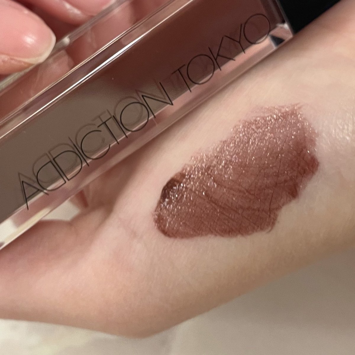 n_c_oyyy's tweet image. ダークなんだけど肌なじみが良くて、つける量で印象が超変わる！
少なめにつければ全然デイリー使いできる😻

大粒のゴールドラメがキラキラしててこれまたかんわいいの〜😮‍💨

リップセラムティント
010 Chocolate Mauve
#ADDITION #コスメ購入品