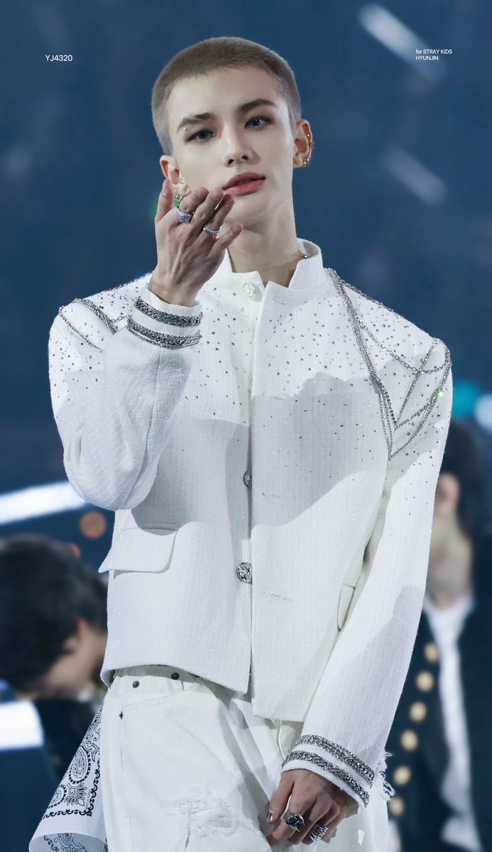 white4320's tweet photo. 241225 SBS GAYO DAEJEON
🌰or🥝

#Hyunjin #현진 #黄铉辰 #ヒョンジン 
#Straykids #스트레이키즈 https://t.co/g3eD5kmh3A
