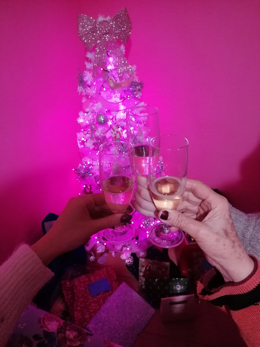 AGiuliaFiorillo's tweet photo. β¨π π
π»π Buon Natale π π
π»β¨
πΎπ₯
#ierisera #vigiliadinatale #nataleinfamiglia #brindisi #insieme #buonnatale https://t.co/UNIaGqRuua