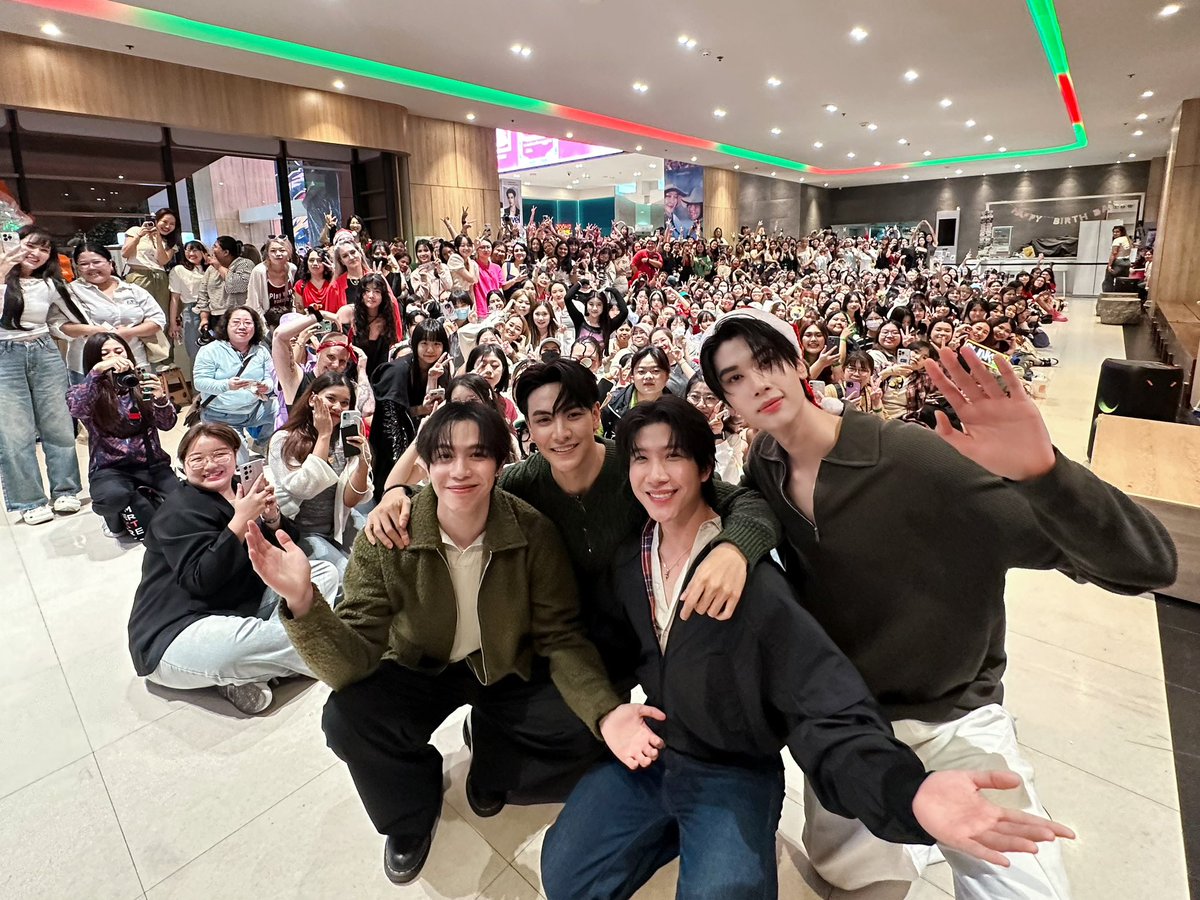 HeartKillersTH's tweet photo. ขอบคุณทุกคนที่มาหา ‘เฟิร์ส ข้าวตัง จุง ดัง’ ในวันนี้ Merry Christmas &amp; Happy New Year ✨ เดินทางไปเที่ยวกันอย่างปลอดภัย แต่ถ้าไม่ไปไหนเปิดซีรีส์เราดูได้นะ 🎄🫶🏻

ส่วนตอนนี้เปิดช่อง GMM25 รอดู #TheHeartKillersEP6 กันได้เลย! https://t.co/De4m7s0IJJ