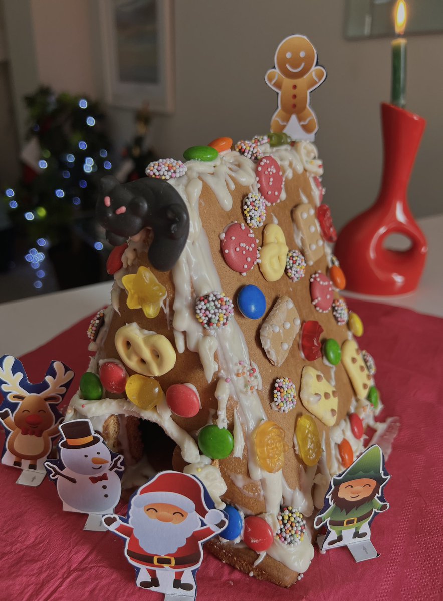 elmsta's tweet image. GM &amp;amp; Merry Christmas!🤗🎄❤️💚

My daughter👧🏼 &amp;amp; I made this cute gingerbread house and had a lot of fun while decorating it🤩

Also I have new art on objkt 😍👠👠

“Holidays vibe🎄” - 3,5 XTZ

Link⬇️