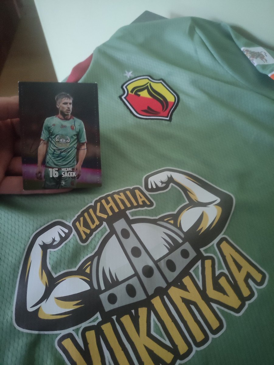 Mtik333's tweet photo. @Jagiellonia1920 Ów przystojny dżentelmen z fotografii chyba ma jakiś tajny kontakt do świętego Mikołaja. https://t.co/g0cnUPj9Xv