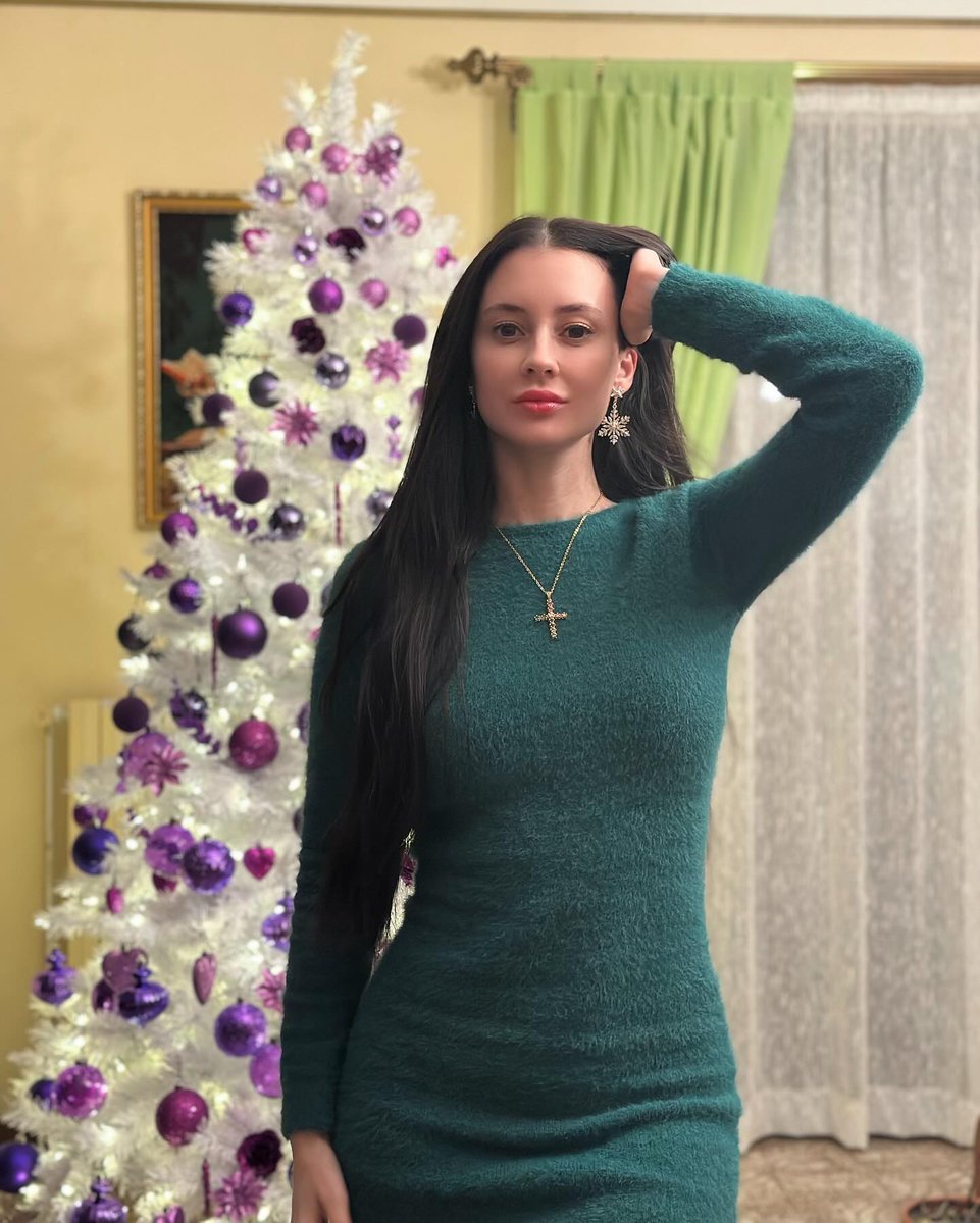lilitgrig_'s tweet photo. You want me for Christmas ? 🎄 https://t.co/9nlE6CFzNd