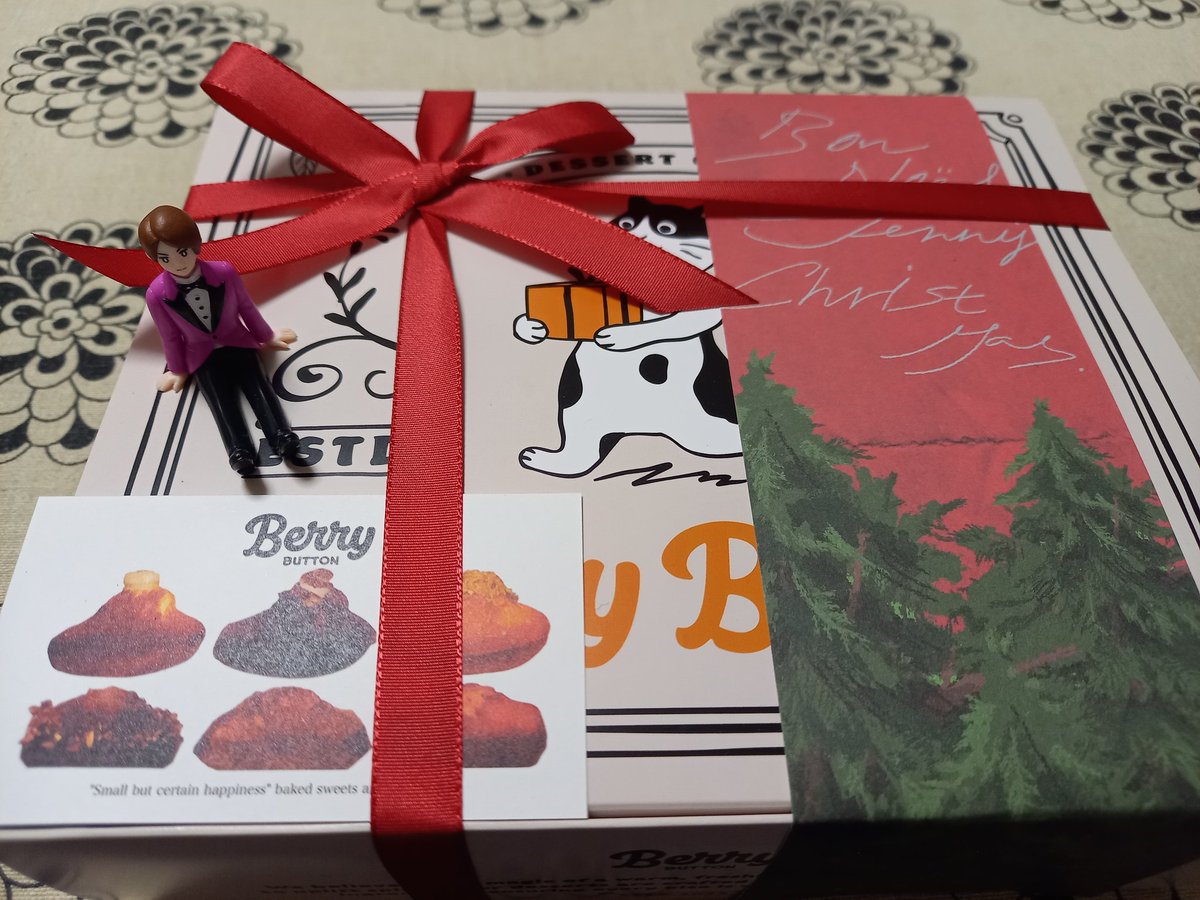 kiyo_aib's tweet photo. アイバースデイ後夜祭🍀
相葉くんが好きなフィナンシェ
#BerryBUTTON
のクリスマスボックス🎄
フィナンシェのシュトーレンも✨
どれから食べようか悩むなぁ🤭
おめでとうヾ(´︶`♡)ノ💚
#アイバースデイ https://t.co/BD2qwGKaLR