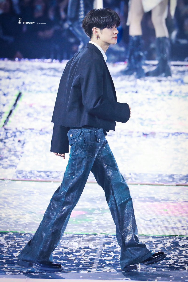 loopszzn's tweet photo. 99% legs https://t.co/9QPFAlqLQL