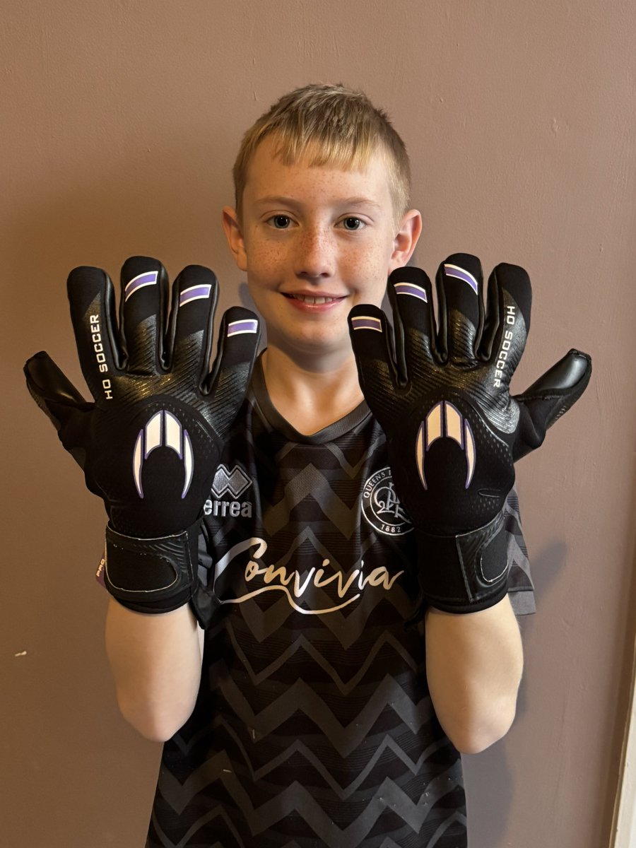 Wouldn’t be Christmas without some new <a href="/HOSoccer_UK/">HO SOCCER UK</a> gloves for Harry
🧤⚽️