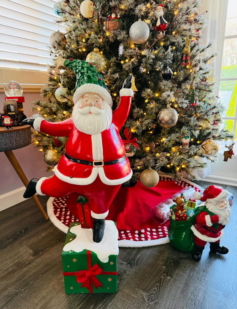 Li_Aman22's tweet photo. 🎄 2024 is smiling on the horizon—let’s welcome a fresh start together! No matter what the past holds, the future is always worth looking forward to. 
Wishing everyone a Merry Christmas and a New Year full of dreams come true! 🎅🎁 #MerryChristmas #NewYearNewBeginnings #JoyAlways https://t.co/7vOQ5g8lhM