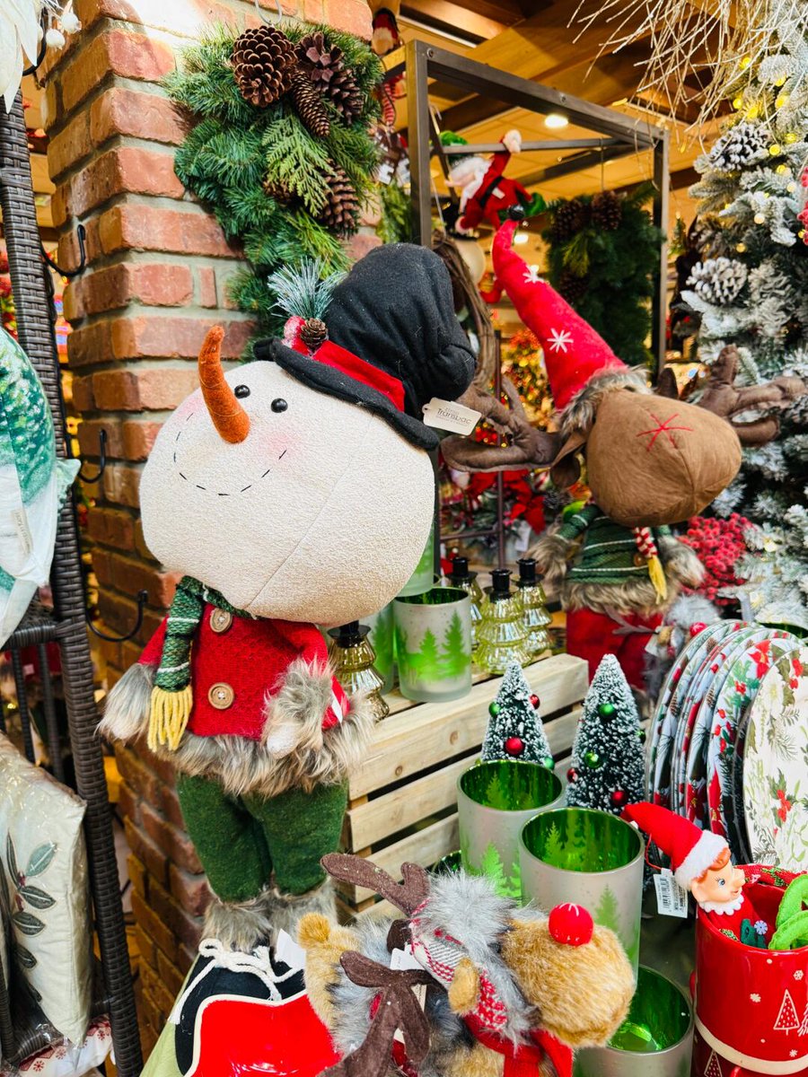 Li_Aman22's tweet photo. 🎄 2024 is smiling on the horizon—let’s welcome a fresh start together! No matter what the past holds, the future is always worth looking forward to. 
Wishing everyone a Merry Christmas and a New Year full of dreams come true! 🎅🎁 #MerryChristmas #NewYearNewBeginnings #JoyAlways https://t.co/7vOQ5g8lhM