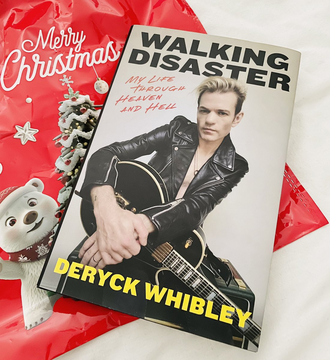 NMRix_Author's tweet photo. My bookish present from my boyfriend! I’m looking forward to reading this. Merry Christmas, everyone. Wishing you all a wonderful day. ❤️🎅🏼🎄🎉

#MerryChristmas #Christmas #Sum41 #DeryckWhibley #Autobiography @Sum41 https://t.co/LJbgTYTgx6