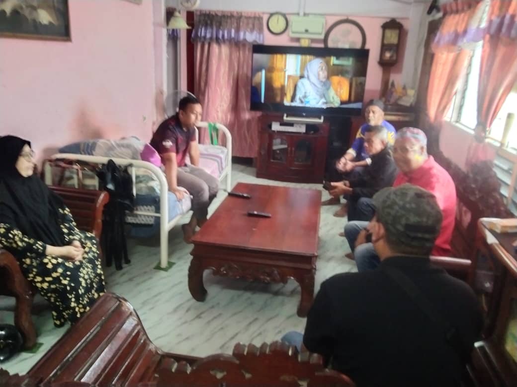 Alhamdulilah dapat juga menziarah serta menyampaikan sumbangan dr YB Datuk Johan ADUN Dusun tua kpd balu serta keluarga Allahyarham S/Insp. Fauzi pengerusi JK penduduk kem PGA Cheras setelah mereka baru pulang dari kg rompin <a href="/PDRMsia/">Polis Diraja M'sia</a> <a href="/JohanAbdAziz/">Johan Abd Aziz</a>