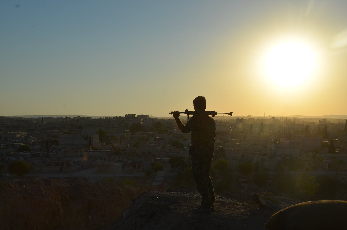 statelessidea's tweet image. A dusty sunset in Kobane
#Kobane
#standwithrojava