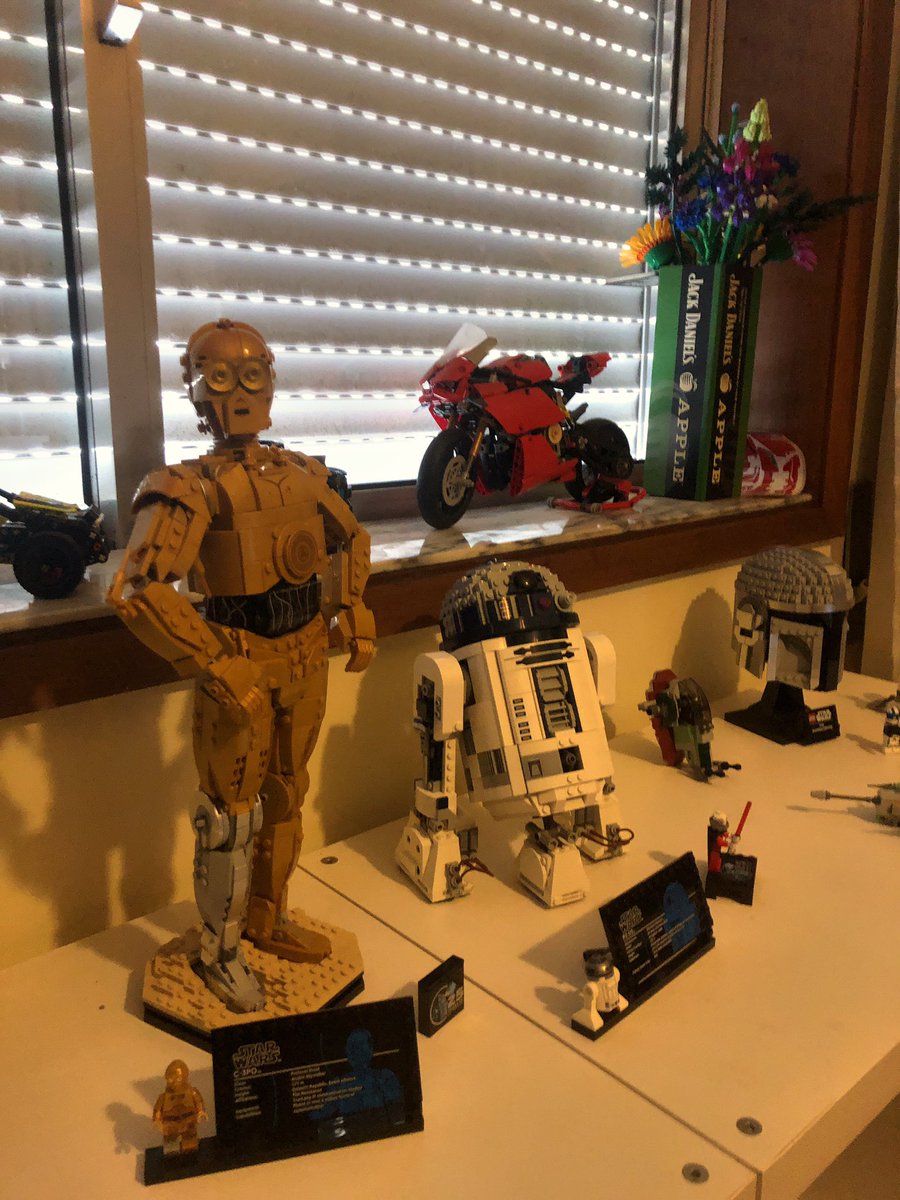 burnout_pt's tweet photo. Feliz Natal! #3CPO #R2D2 #LEGO #StarWars https://t.co/iQbe8PArCM