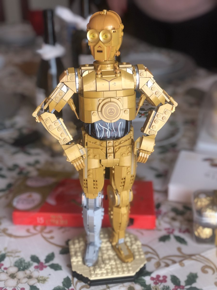 burnout_pt's tweet photo. Feliz Natal! #3CPO #R2D2 #LEGO #StarWars https://t.co/iQbe8PArCM