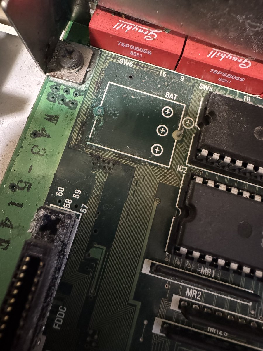 aki_msx's tweet photo. やべぇやつ来たのだ
さて、どう料理するか
電池周辺のパターン知りたいな
情報が出てたらええんやけどなぁ
VRAM死んでるやつ有るとかも聞いたけど
こいつは治したい機種やから頑張るか
#PC98DO https://t.co/BIwT5Z3PWF