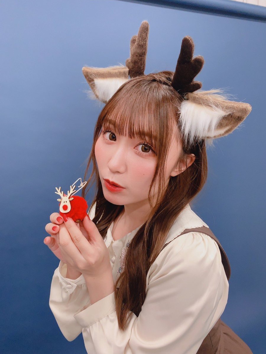 natsunomizu's tweet photo. 声優グランプリ1月号にて鈴木愛奈さんと花井美春さんの姉妹連載『あいにゃとるんるんのもふもふわーるど』のスタイリングをしました。美春ちゃんのお写真もらい損ねてしまいましたので、誌面でかわいい2人をぜひみてください。
2人が歌って踊りながらツリーの飾り付けをするほのぼのした撮影でした。 https://t.co/rZ5aDKksFi