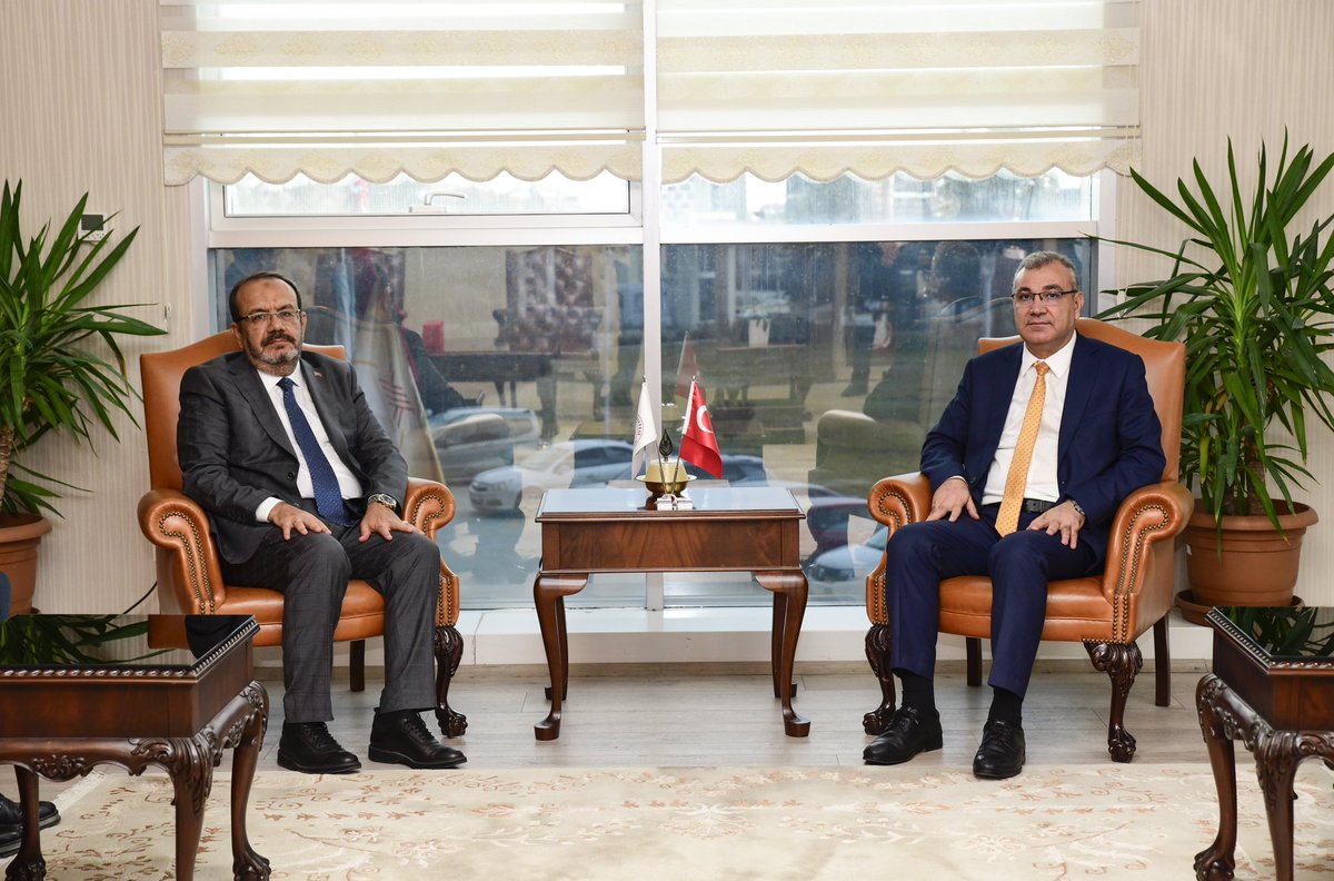 KTUNEDU's tweet photo. Denetimli Serbestlik Müdürü Mustafa Güday ve beraberinde Müdür Yardımcısı Vedat Gökdağ, 
Uzman Sosyolog Meliha Apaydın, Rektörümüz Prof. Dr. Osman Nuri Çelik'i makamında ziyaret etti. Ziyarete, üniversitemiz Hukuk Müşavir V. Kaan Hasan Kale ve Avukat Ufuk Önal da katıldı.  
 
@oncelik